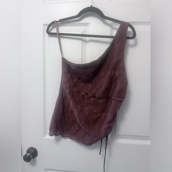 UO Remy Asymmetric One Shoulder Ruched Crop Top - Picture 2 of 8